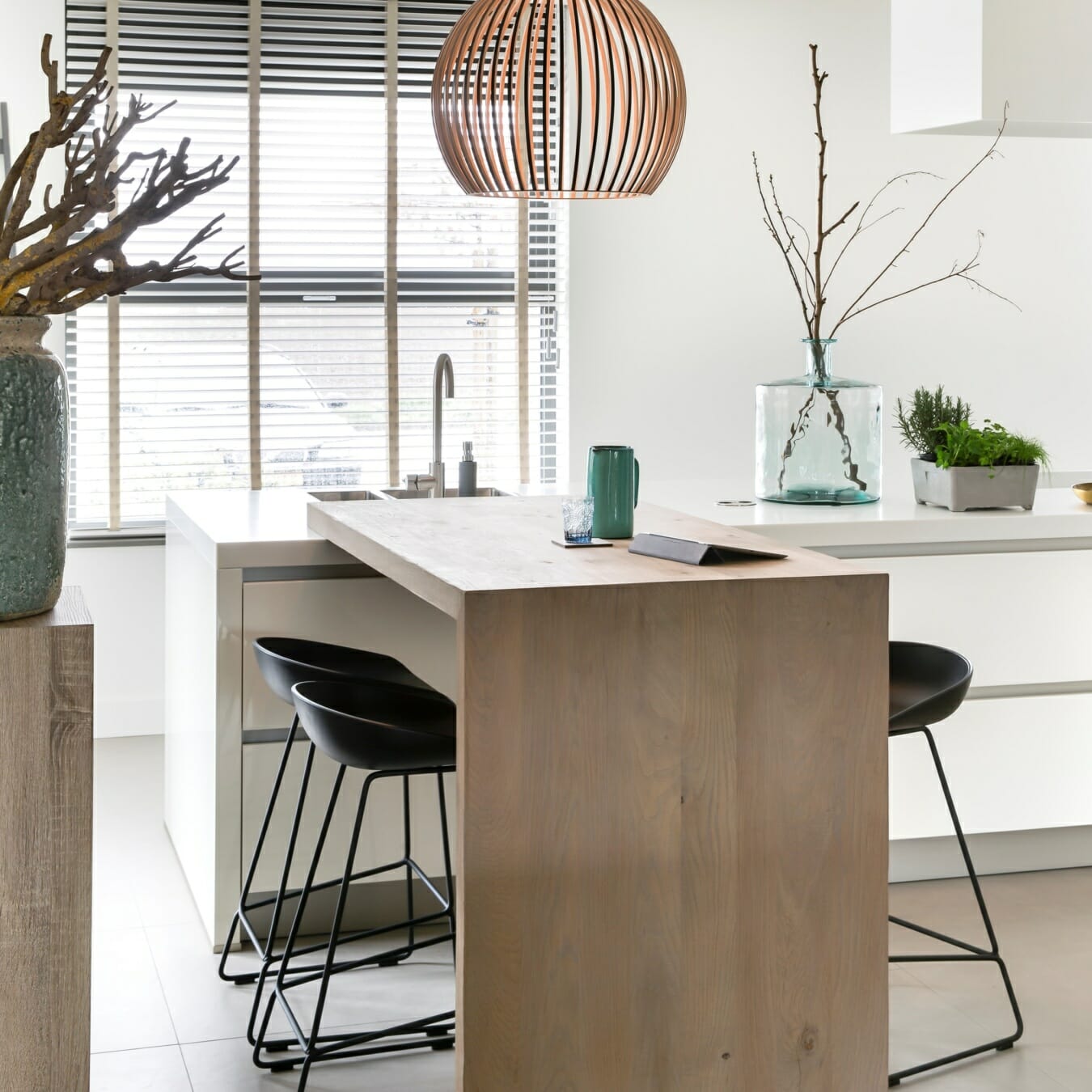 Witte houten jaloezieën in de eetkamer