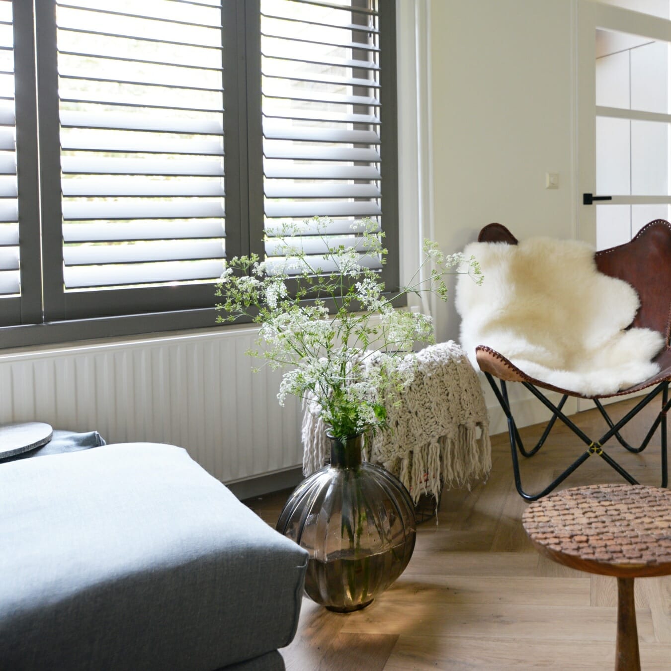 Piet Boon shutters by Zonnelux in woonkamer