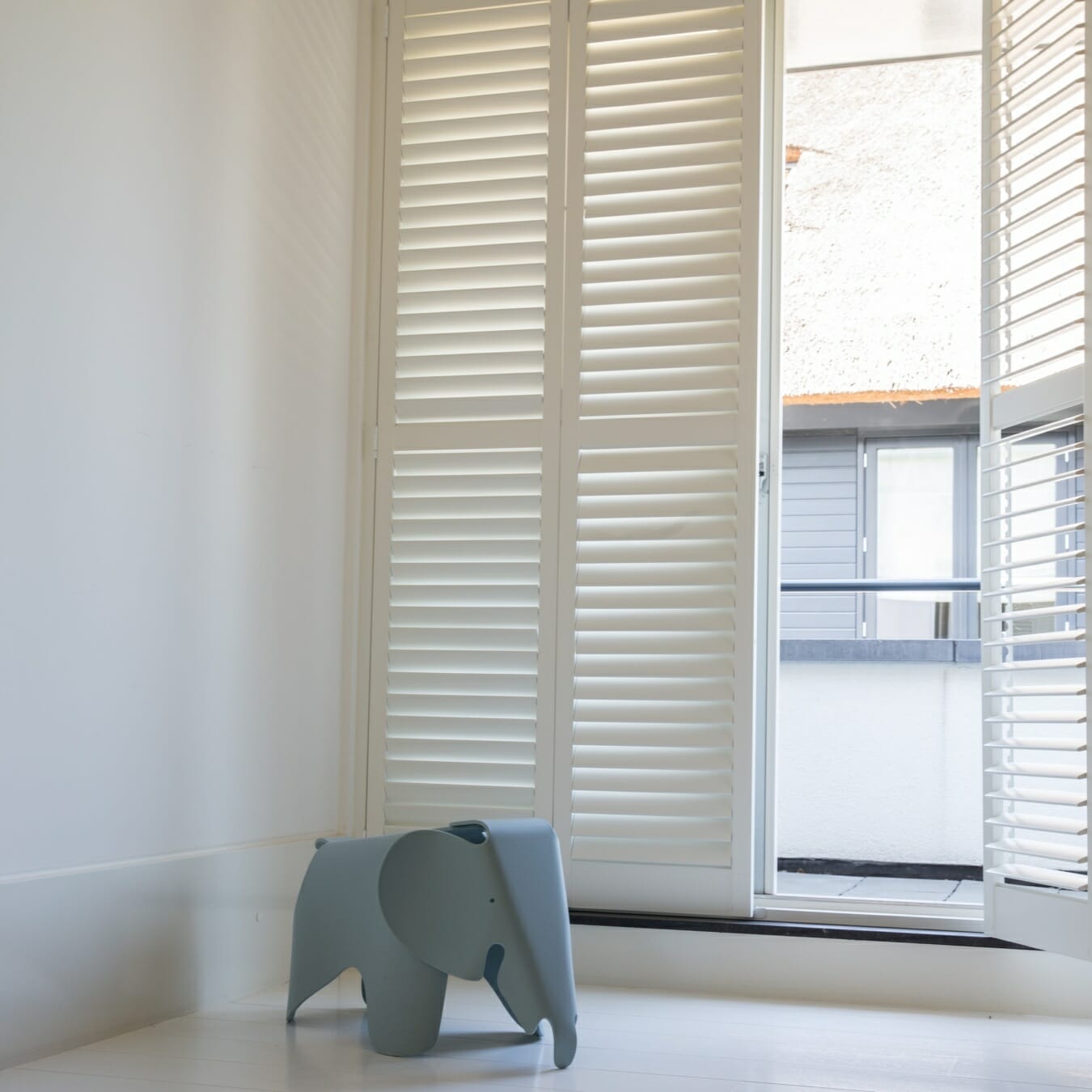 Witte Zonnelux shutters vouwrailsysteem