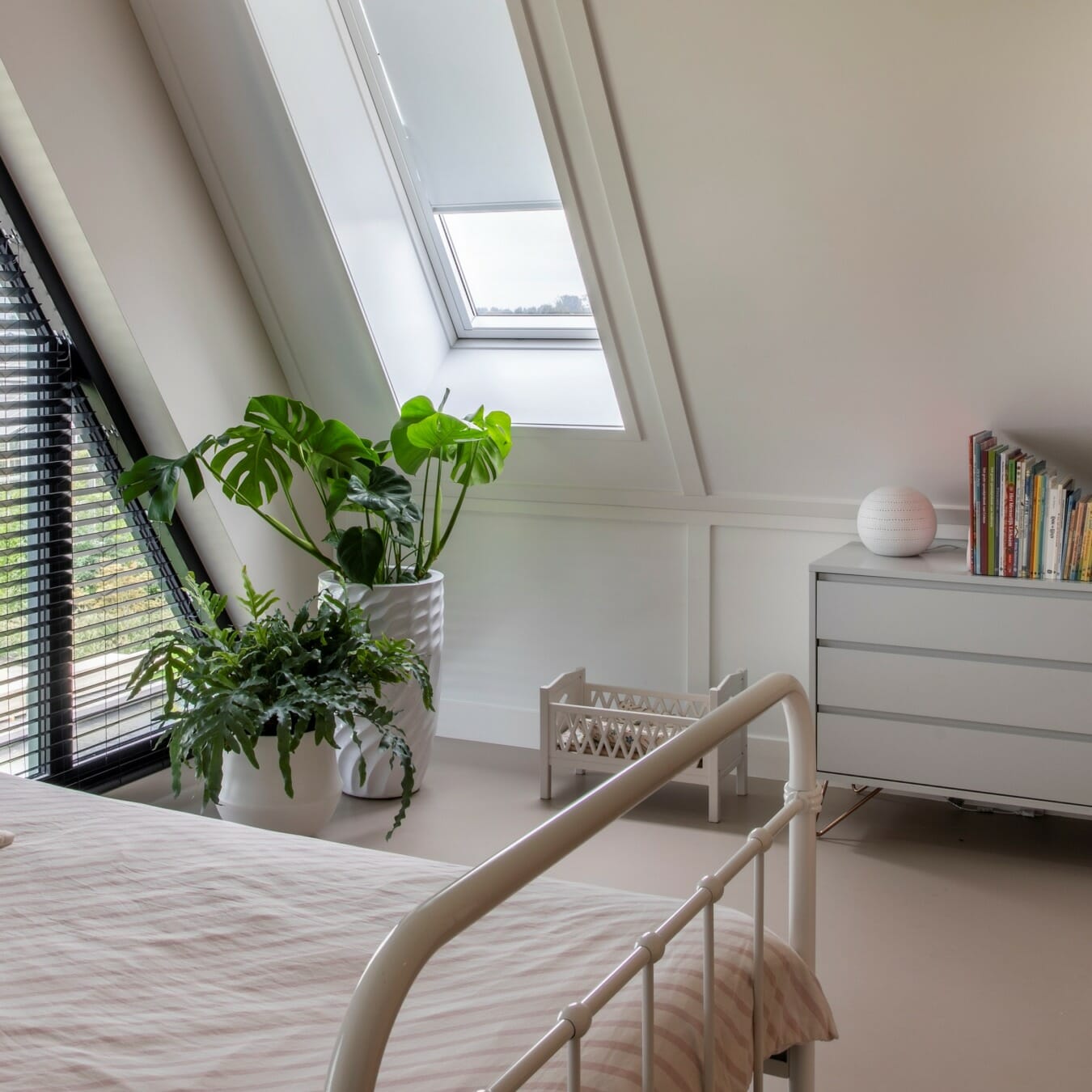 Houten jaloezieën trapezium raam en rolgordijn dakraam