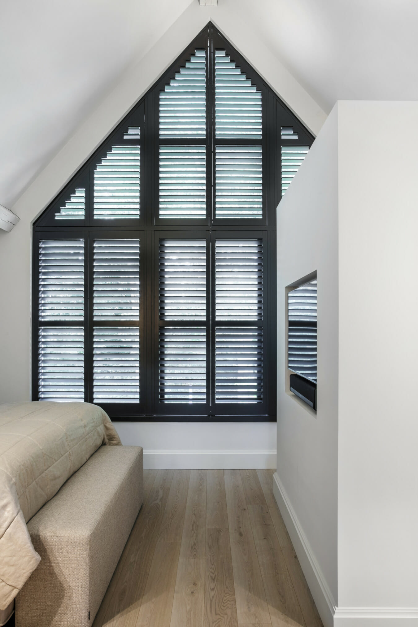 Zwarte shutters in trapezium vorm