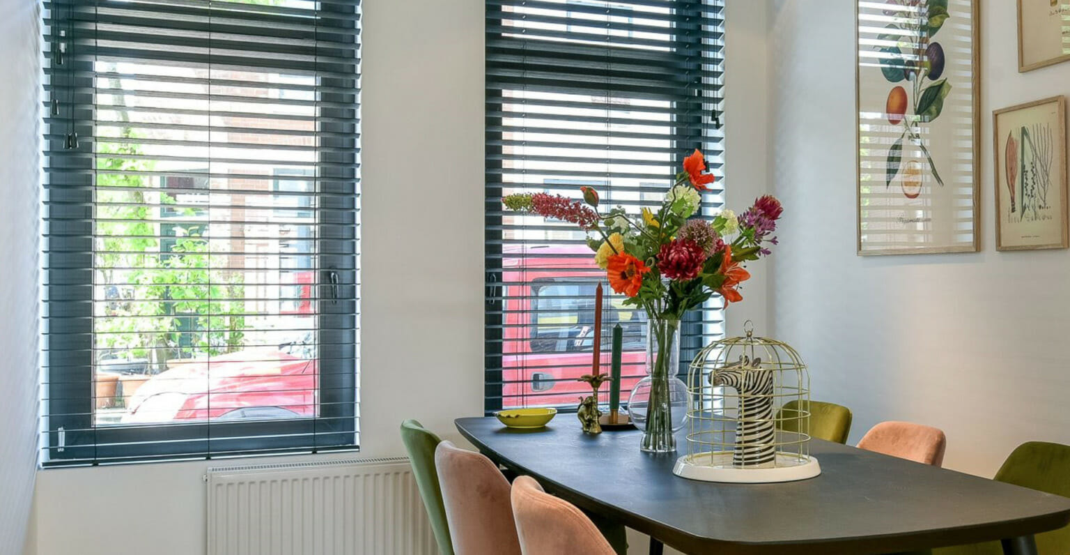 Praktisch en karakteristiek houten raamdecoratie voor draaikiepramen
